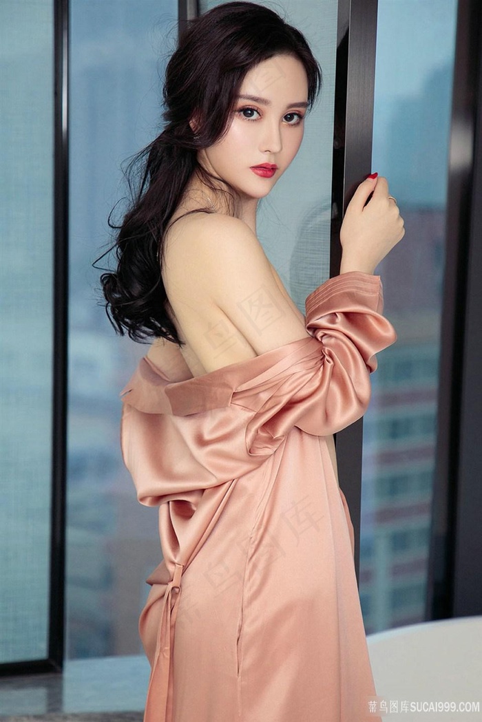 美女脱一光二净18以上